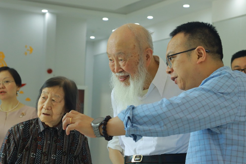 中國工程院院士楊裕生少將一行走進超鈉新能源